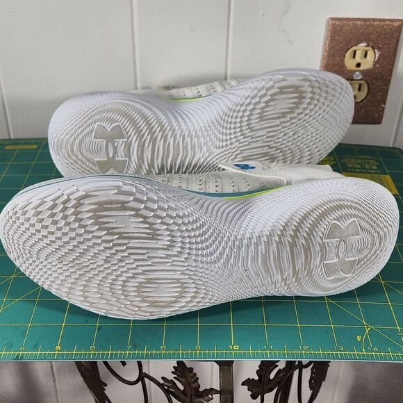 Under Armour UA Flow Synchronicity New Environment Running Shoes - Picture 10 of 12